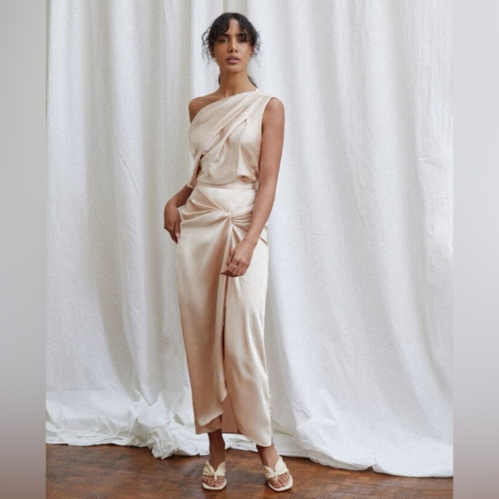 ACLER
Bonham One-Shoulder Top Elegant Satin Off-Shoulder Top - Picture 10 of 11
